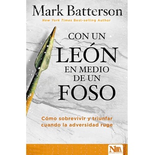 Con Un León  En Medio De Un Foso