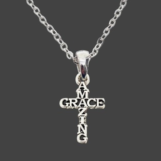 Cadena Con Dije Diseño De Cruz  Texto: Amazing Grace