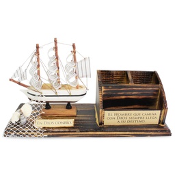 [HOLLI-BS23061A] Porta Lápiz De Madera El Hombre Que Camina Con Dios Siempre Llega A  Su Destino.