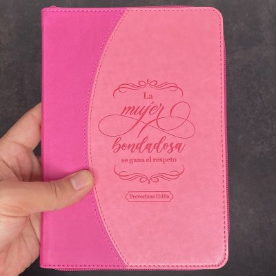 Libreta Imitación Piel Rosa Con Cierre La Mujer Bondadosa